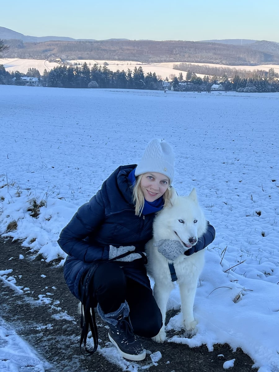 Désirée Hailzl mit ihrer Hündin in einer Winterlandschaft