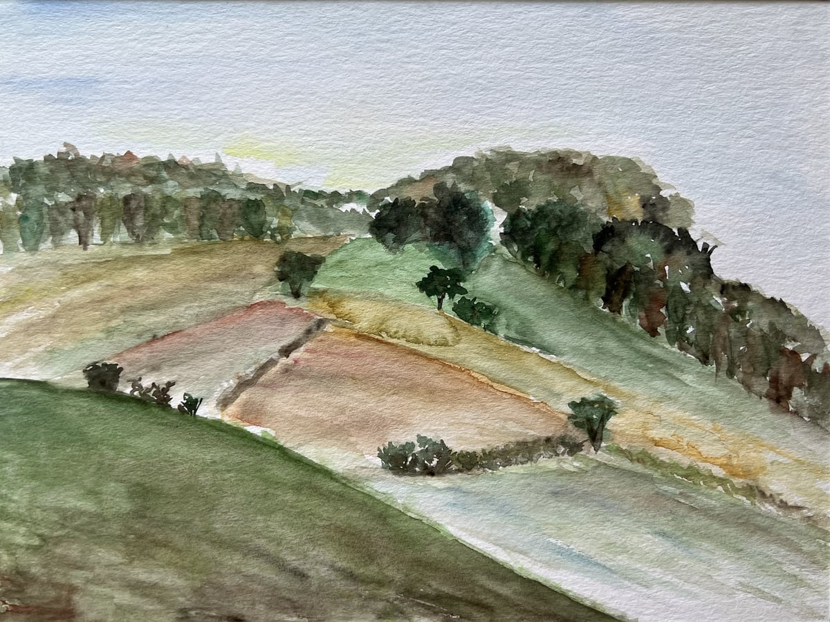 Aquarell einer hügeligen Landschaft mit Feldern