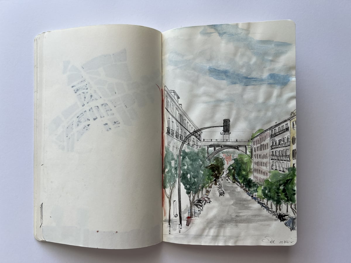 Skizzenbuch mit einer Straßenszene in Aquarell und Bleistift
