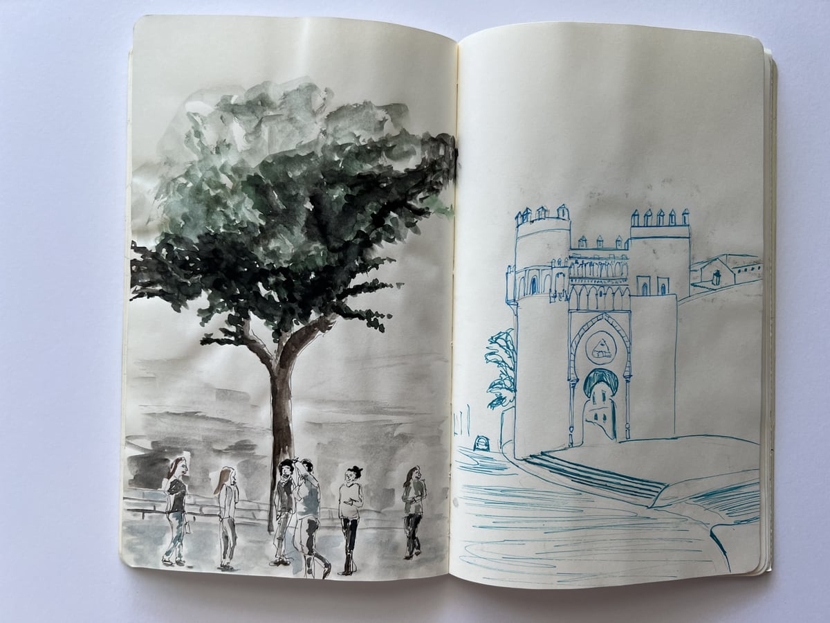 Skizzenbuch mit Baumstudie und Architekturzeichnung