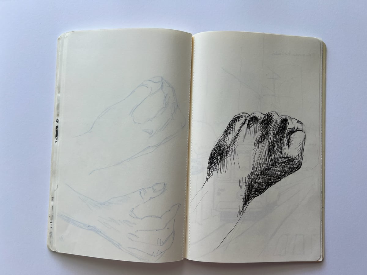 Skizzenbuch mit Handstudie und Landschaftsskizze