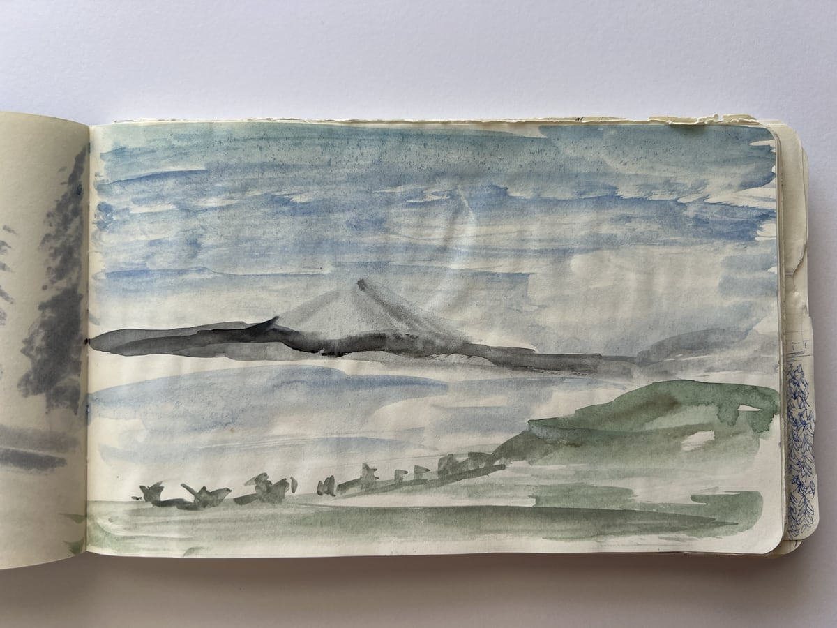 Landschaftsskizze mit Wasser und Bergen